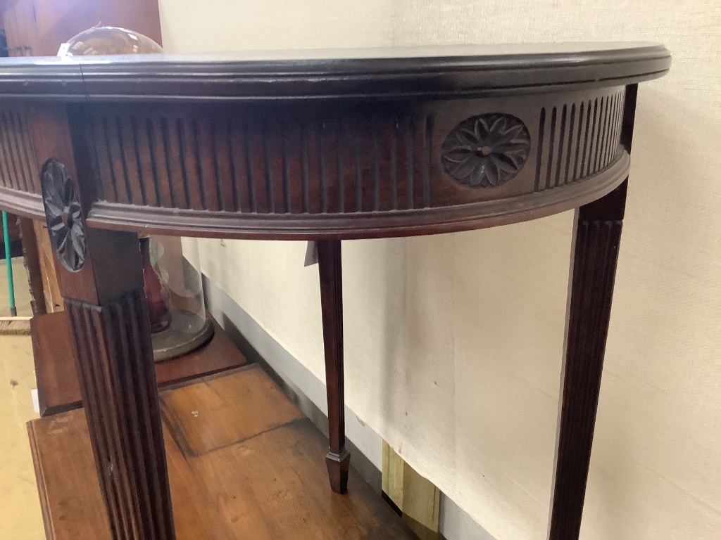 An Edwardian oval mahogany occasional table, width 77cm, depth 54cm, height 71cm